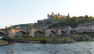 Festung Marienberg in Würzburg im Hintergrund / Im Vordergrund die Alte Mainbrücke Sebastian von Rotenhan, Festung Marienberg, Machiavelli, Politik, Philosophie, Rhetorik, Strategie, Taktik, Literatur