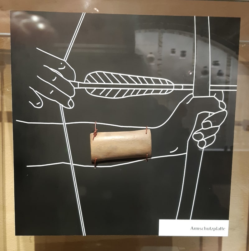 Steinplatte als Armschutz für Primitivbogen aus Steinzeit