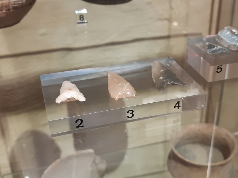 Pfeilspitzen aus der Steinzeit für Primitivbögen