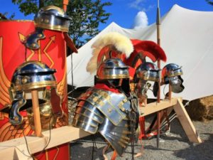Kampfausrüstung eines römischen Legionärs sowie diverse Helme