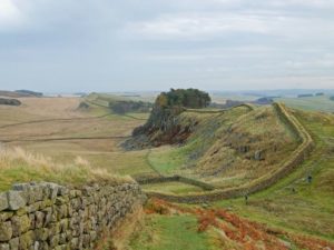 Reste des Walls von Kaiser Hadrian finden sich noch heute in England.