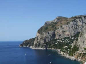 Im Alter zog sich Kaiser Tiberius nach Capri zurück und errichtete dort eine imposante Residenz. Der Alterssitz von Kaiser Tiberius war auf Capri mit seinen steilen Klippen.