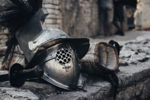 Helm, Schwert und Bandage eines Thrakers (Gladiator)