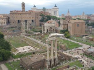Der Ort der Grabrede von Marcus Antonius für Cäsar - das Forum Romanum (pixabay) Marcus Antonius hielt die Grabrede auf dem großen Forum Romanum.