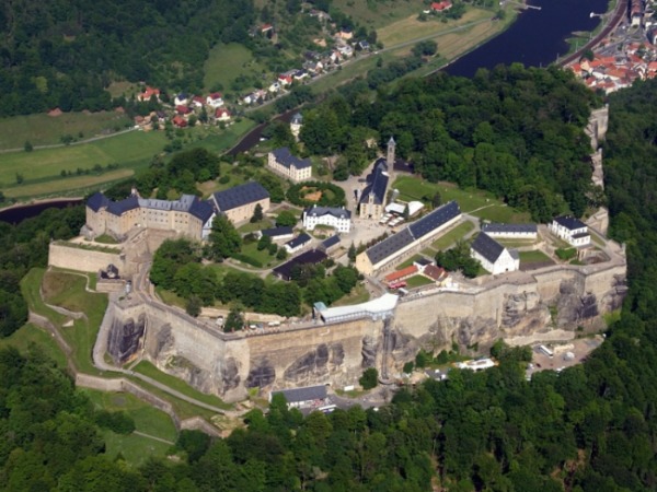 Luftbild der Festung Königstein im Elbsandsteingebirge süd-östlich von Dresden