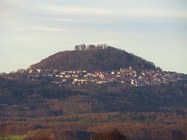 Auf dem Hohenstaufen befand sich die Stammburg des Geschlechts der Staufer und von Kaiser Friedrich II. dem Staufer. Der kegelförmige Berg Hohenstaufen war Ort des Stammsitzes der Staufer.