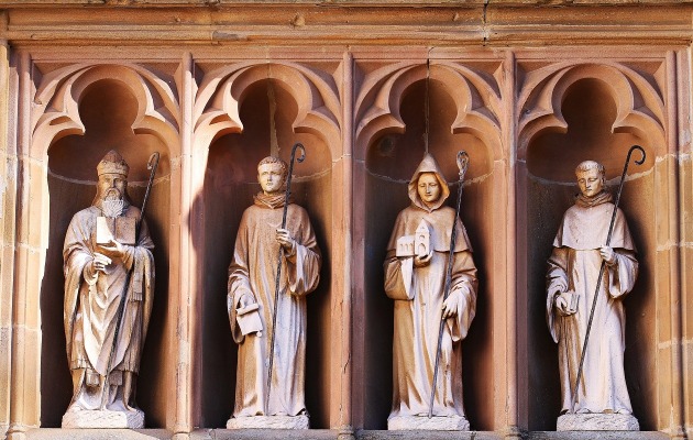 Die Figurengruppe mit Bernhard von Clairvaux findet sich in der Abtei Mariawald in der Eifel. Bernhard von Clairvaux und die anderen Gründungsfiguren des Zisterzienserordens