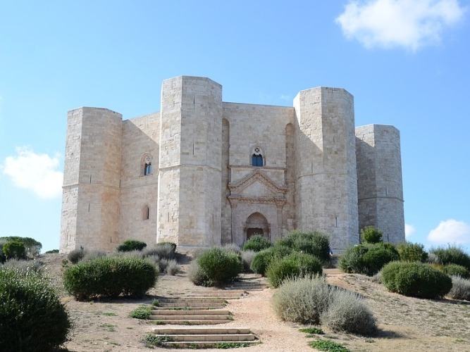 Das Castel del Monte von Friedrich II. dem Staufer wurde zwischen 1240 und 1250 errichtet. Castel del Monte Foto