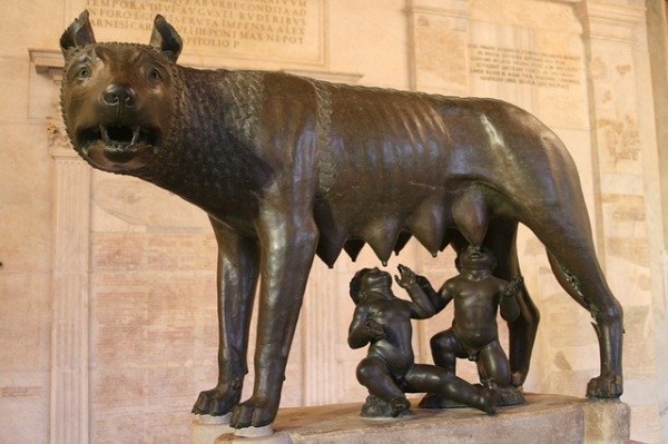 Die 'Kapitolinische Wölfin' ist eine lebensgroße Bronzestatue von Romulus und Remus. Romulus und Remus wurden von einer Wölfin gesäugt.
