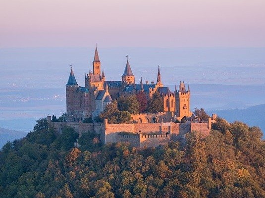 Die Burg Hohenzollern ist Stammsitz des deutschen Fürstengeschlechts und wurde ab dem Jahr 1000 errichtet. Burg Hohenzollern - Stammsitz des alten deutschen Adelsgeschlechts