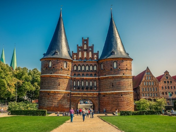 Das Holstentor von Lübeck schützte den Stadtstaat vor frühen Feuerwaffen. Holstentor und Kontore des einstigen Stadtstaates Lübeck