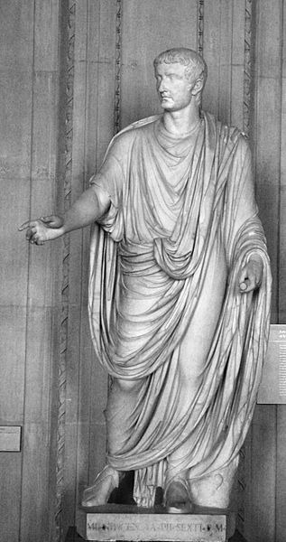 Diese Statue von Kaiser Tiberius wurde auf Capri gefunden und wird im Louvre ausgestellt. Kaiser Tiberius Statue