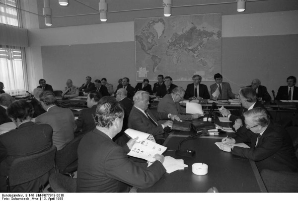 Der Verteidigungsausschuss gehört zu den ständigen Ausschüssen und bildete damit eine Säule der repräsentativen Demokratie in Deutschland. Repräsentative Demokratie