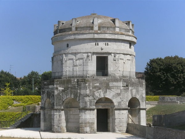 Das Mausoleum von Theoderich dem Großen steht in Ravenna. Theoderich der Große Mausoleum