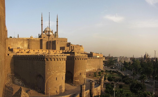 Sultan Saladin ließ in Kairo eine Zitadelle errichten und die Stadtmauer ausbauen. Saladins Zitadelle