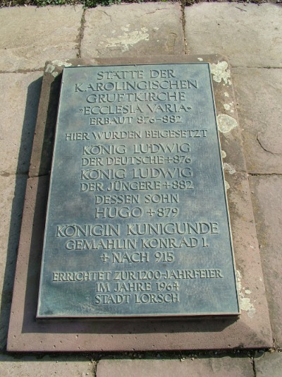 Im Kloster Lorsch befindet sich eine Grabplatte zur Erinnerung an Ludwig den Deutschen Grabplatte von Ludwig dem Deutschen