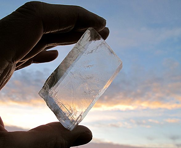 Sonnensteine sollen auf Wikingerschiffen bei der astronomischen Navigation geholfen haben. Wikinger Sonnenstein