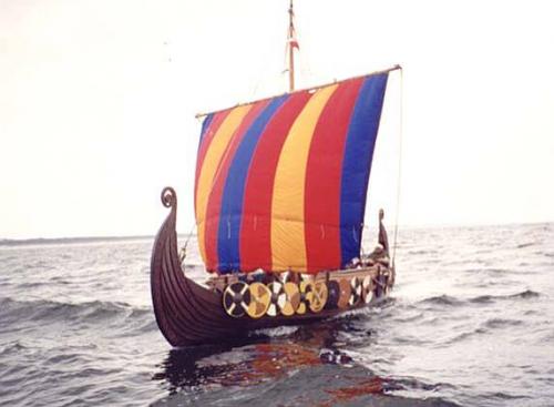Das Foto eines Wikingerschiffs unter vollen Segeln und mit Schilden wurde in der baltischen See aufgenommen. Wikingerschiff Segel