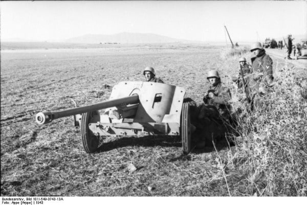 Otto Carius meldete sich 1940 als Freiwilliger zu Panzerabwehr. PaK 38 in Tunesien Foto