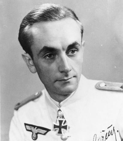 Otto Carius war einer der besten Panzerkommandanten im Zweiten Weltkrieg und kam offiziell auf 150 Abschüsse. Otto Carius Juli 1944 Foto