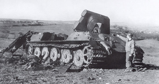 Otto Carius beschrieb in seinen Memoiren die Zerstörung von Jagdtigern. Zerstörter Jagdtiger Foto