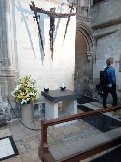 Thomas Becket wurde am 29. Dezember 1170 in der Kathedrale von Canterbury ermordet. Thomas Becket Ort der Ermordung in der Kathedrale von Canterbury