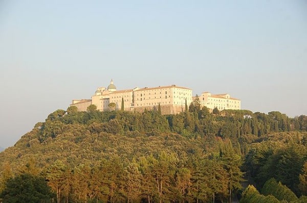 Benedikt von Nursia gründete die Abtei Montecassino. Abtei Montecassino
