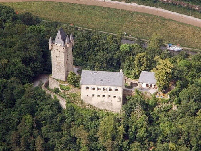 Luftbild der Burg Nassau oberhalb der Lahn